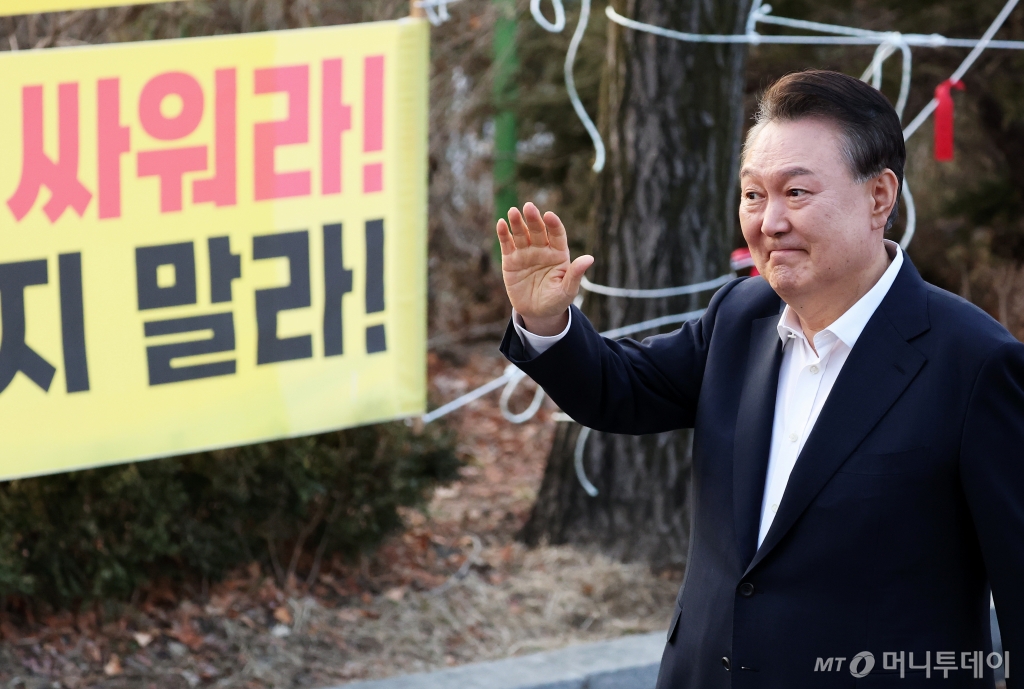 (의왕=뉴스1) 오대일 기자 = 법원의 구속취소 청구 인용으로 석방된 윤석열 대통령이 8일 오후 경기 의왕시 서울구치소에서 풀려나 지지자들에게 인사하고 있다. 윤 대통령은 내란 우두머리 혐의로 지난 1월 26일 구속기소 된 지 41일 만, 1월 15일 체포된 후 52일 만에 자유의 몸이 됐다.  2025.3.8/뉴스1  Copyright © 뉴스1. All rights reserved. 무단 전재 및 재배포,  AI학습 이용 금지. /사진=(의왕=뉴스1) 오대일 기자