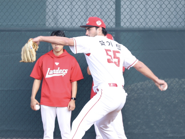 미국 플로리다 캠프에서 투구를 펼치는 화이트. /사진=SSG 랜더스 제공