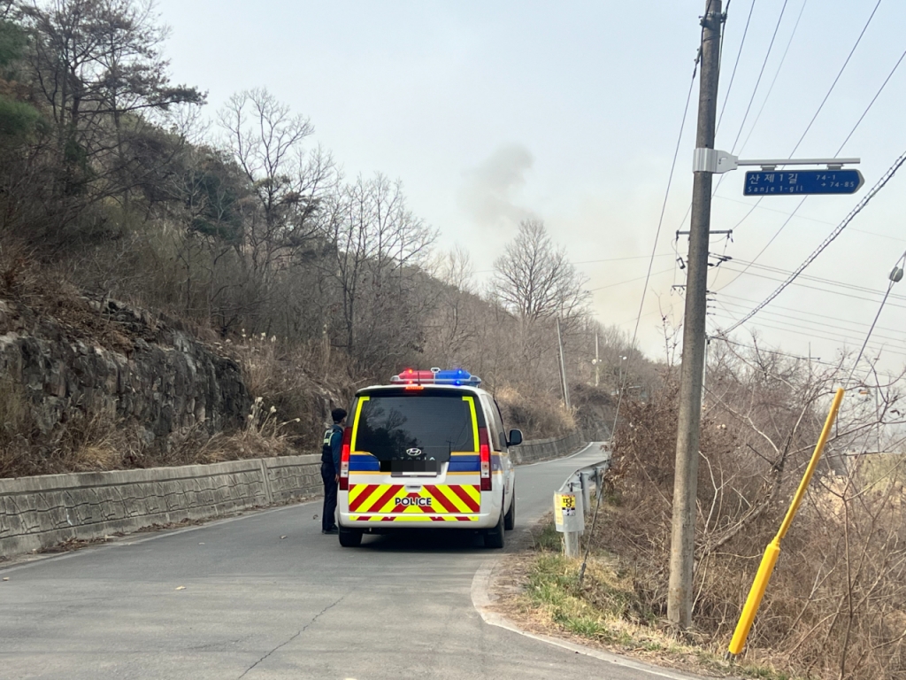 25일 오후 경찰이 경북 의성군 비안면 만장사로 들어가는 길목을 통제하고 있다./사진=민수정 기자.