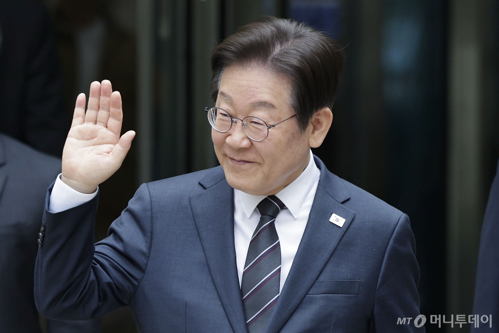 이재명 더불어민주당 대표가 25일 서울 서초구 서울중앙지방법원에서 열린 대장동 배임 및 성남FC 뇌물 의혹 오전 공판을 마친 뒤 법원을 나서며 지지자들에게 인사하고 있다. 2025.03.25. /사진=뉴시스 /사진=최동준