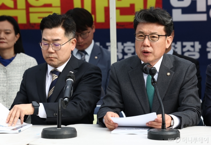 (서울=뉴스1) 김민지 기자 = 진성준 더불어민주당 정책위의장이 25일 오전 서울 경복궁 인근 민주당 천막당사에서 열린 원내대책회의에서 발언하고 있다. 왼쪽은 박찬대 원내대표. 2025.3.25/뉴스1  Copyright (C) 뉴스1. All rights reserved. 무단 전재 및 재배포,  AI학습 이용 금지. /사진=(서울=뉴스1) 김민지 기자