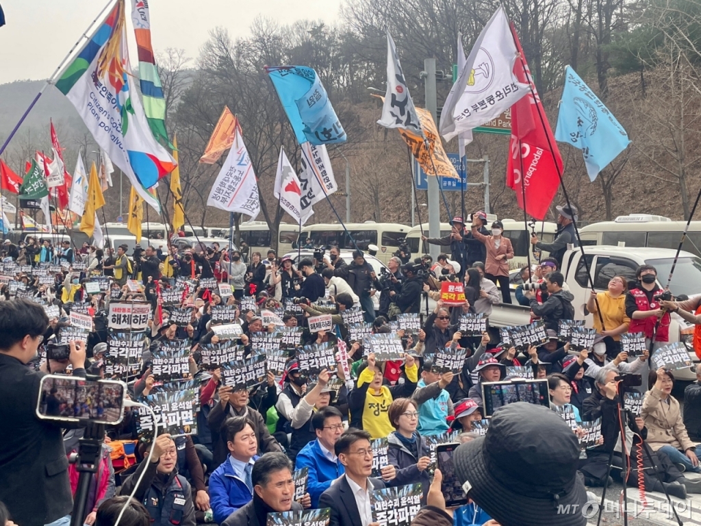 25일 오후 서울 서초구 남태령고개에서 전농이 '윤 대통령 즉각 파면 결의대회'를 진행했다./사진=이현수 기자.