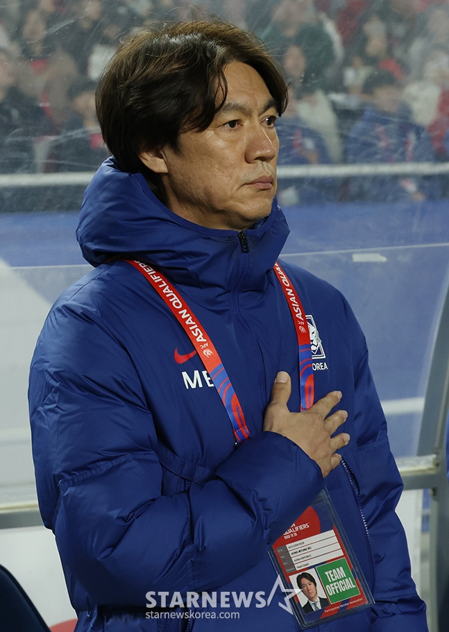 홍명보 감독이 국가가 울리자 예를 표하고 있는 모습. /사진=김진경 대기자