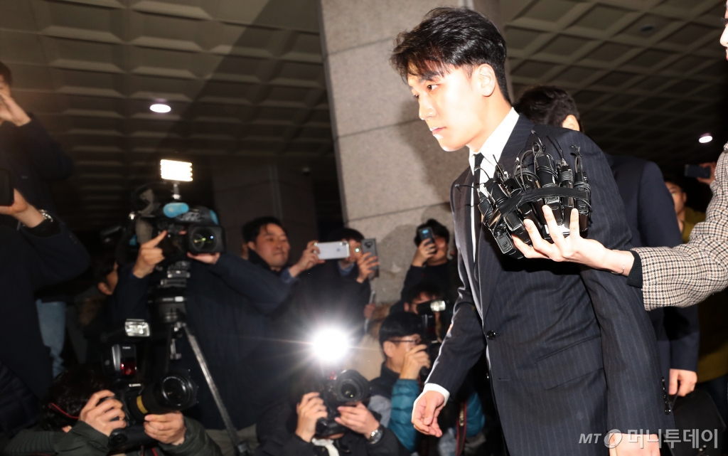 강남 클럽 '버닝썬' 이사직을 맡았던 그룹 빅뱅 멤버 승리가 27일 오후 해외 투자자 성접대 및 해피벌룬 의혹을 조사받기 위해 서울지방경찰청 광역수사대에 자진출석 하고 있다. /사진=김휘선 기자