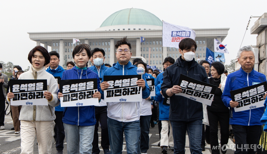 (서울=뉴스1) 이재명 기자 = 박찬대 더불어민주당 원내대표를 비롯한 의원들이 26일 오후 서울 여의도 국회에서 내란수괴 윤석열 파면 촉구 12차 국회의원 도보행진을 하며 광화문으로 향하고 있다. 2025.3.25/뉴스1 Copyright © 뉴스1. All rights reserved. 무단 전재 및 재배포, AI학습 이용 금지. /사진=(서울=뉴스1) 이재명 기자