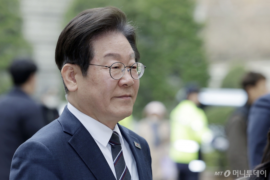 [서울=뉴시스] 최동준 기자 = 이재명 더불어민주당 대표가 25일 서울 서초구 서울중앙지방법원에서 열린 대장동 배임 및 성남FC 뇌물 의혹 공판에 출석하고 있다. 2025.03.25. photocdj@newsis.com /사진=최동준