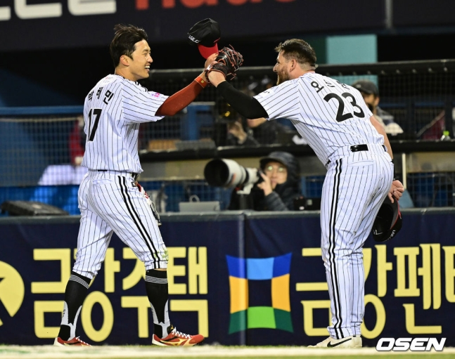 LG 오스틴(오른쪽)이 25일 잠실 한화전 8회초 2사에서 좋은 수비를 보여주고 온 박해민을 반기고 있다.
