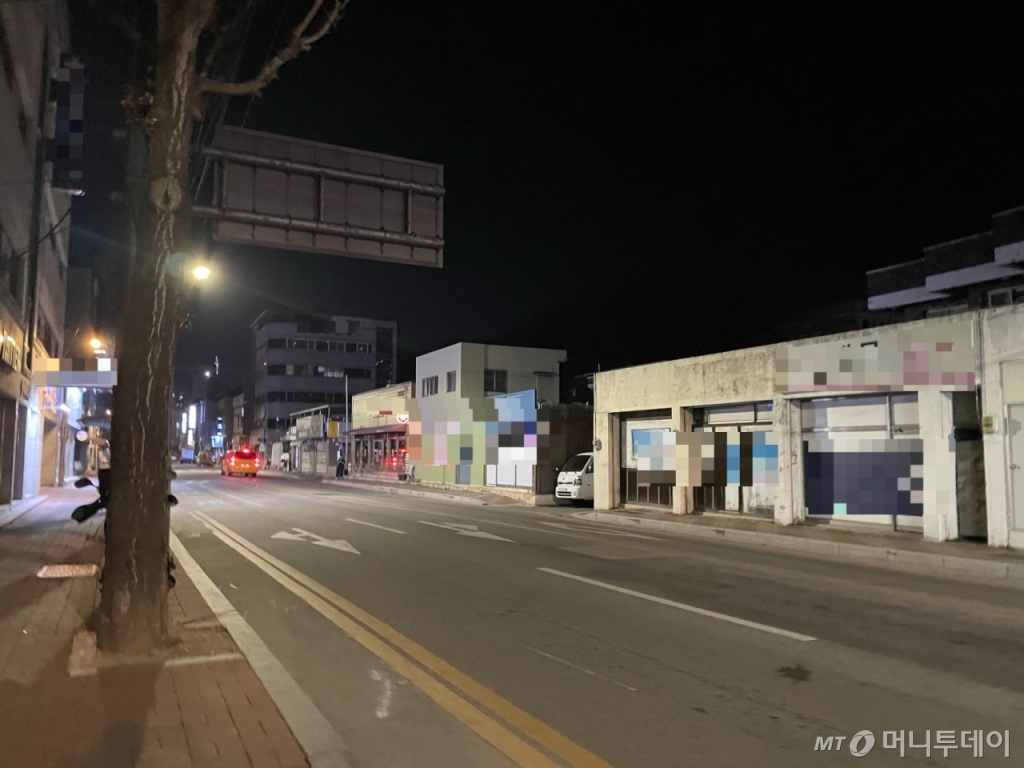 25일 저녁 경북 안동시 태화동 인근 거리는 상업 시설이 모두 영업을 종료해 한산한 모습을 보였다. /사진= 이지현 기자.