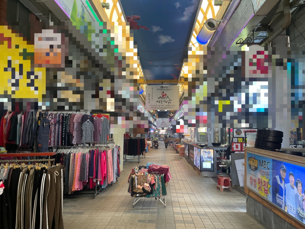 26일 오전 경북 안동시 찜닭거리에 사람들의 발길이 끊긴 모습이다./사진=이지현 기자.