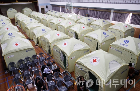 (산청=뉴스1) 윤일지 기자 = 경남 산청 대형 산불 닷새째인 25일 산청군 단성면 단성중학교에 마련된 이재민 대피소에서 이재민들이 휴식을 취하고 있다.  2025.3.25/뉴스1  Copyright © 뉴스1. All rights reserved. 무단 전재 및 재배포,  AI학습 이용 금지. /사진=(산청=뉴스1) 윤일지 기자