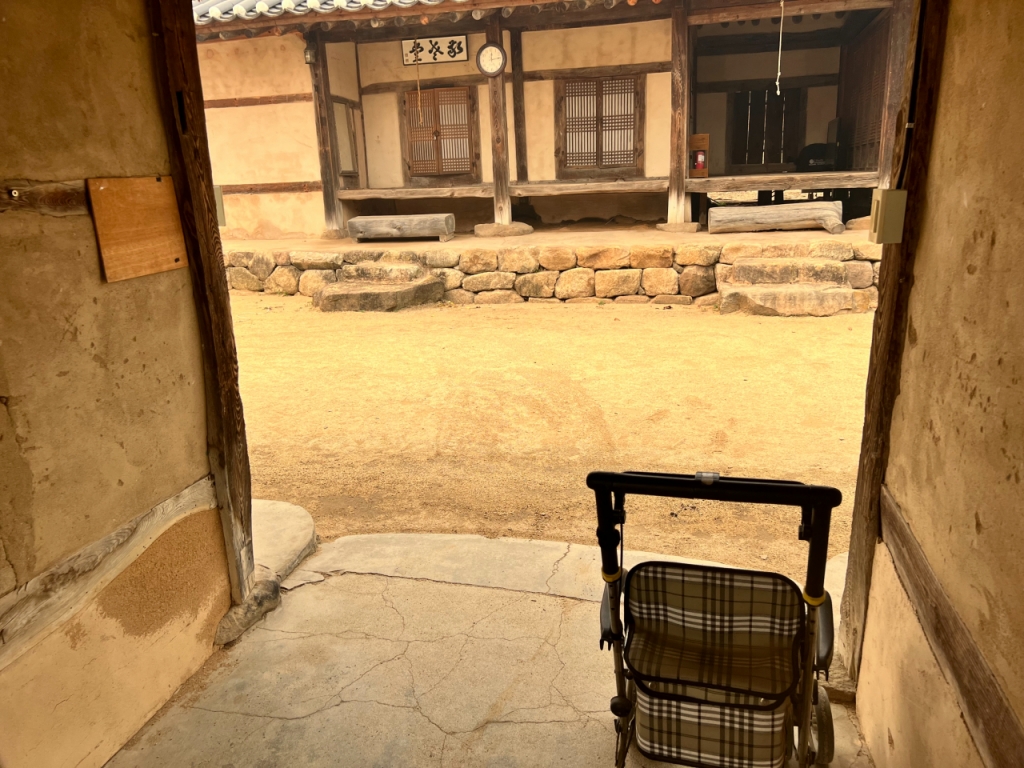  25일 머니투데이가 찾은 안동하회마을 내 경로당에는 성인용 보행기 한 대만 덩그러니 놓여있었다./사진=민수정 기자.