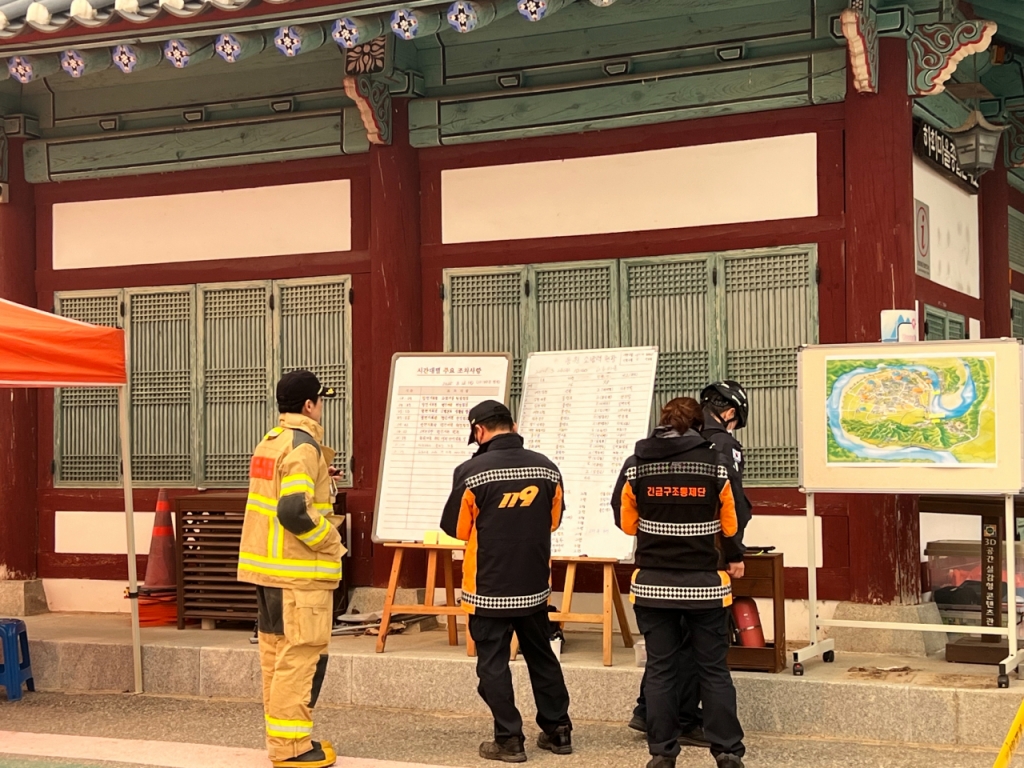 26일 오전 경북 안동시 풍천면 하회마을 입구에서 소방대원들이 상황 보고하고 있다./사진=민수정 기자