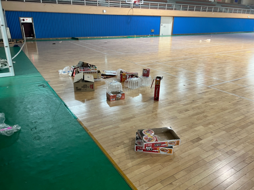 26일 오전 방문한 국립경국대 안동캠퍼스 체육관 내부에는 전날 학생들이 먹다 남은 생수와 컵라면 등이 바닥에 놓여있었다./사진=민수정 기자
