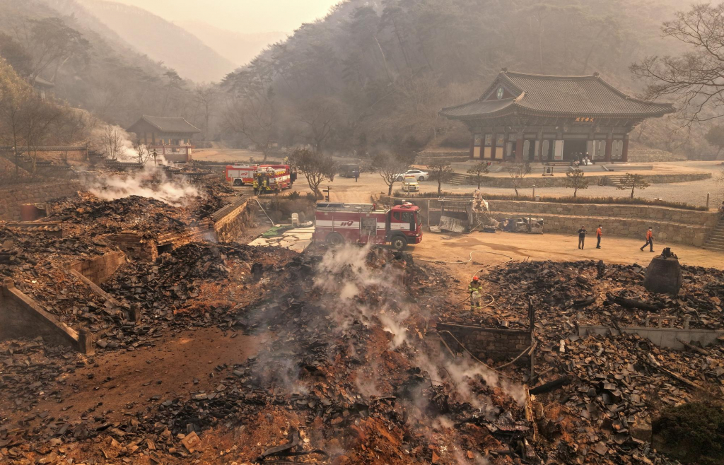 26일 대형 산불로 전소 피해를 입은 경북 의성군 단촌면 고운사에서 소방대원들이 진화작업을 하고 있다. 이번 산불로 고운사 보물인 연수전과 가운루를 비롯해 연지암, 해우소, 정묵당, 아거각, 약사전, 연수전, 고운대암, 극락전, 만덕당, 종무소가 불탔다. /사진=뉴시스.