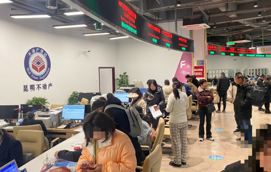 한산한 1층 상담창구와는 달리 지하 1층 부동산 관련 상담창구는 몰려드는 민원인들로 북적였다./사진=우경희 기자