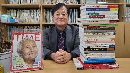박상철 전남대 연구석좌교수가 지난달 전남대 의과대학 내 '한국인 백세연구단' 사무실에서 머니투데이와 만나 인터뷰를 진행했다. 앞쪽에는 그의 연구를 표지로 다룬 미국 사사주긴지 '타임'과 그의 저서들이다./사진=박정렬 기자