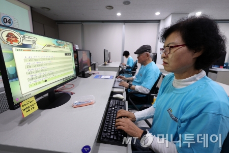 서울 서초구 서초구IT교육센터에서 열린 서초 스마트시니어 IT 페스티벌에서 참가자들이 한컴타자 챌린지에 도전 하고 있다./사진=[서울=뉴시스] 이영환 기자