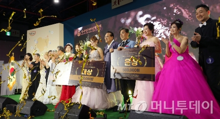 강호병 머니투데이 대표, 김호일 대한노인회 회장을 비롯한 참가자들이 26일 서울 강남구 SETEC에서 머니투데이와 대한노인회 공동주최로 열린 '시니어코리아 선발대회'에서 기념촬영을 하고 있다. /사진=김휘선