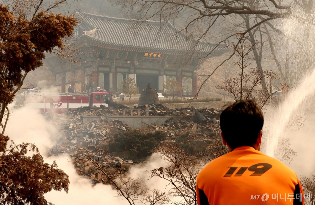 [의성=뉴시스] 김금보 기자 = 26일 대형 산불로 전소 피해를 입은 경북 의성군 단촌면 고운사에서 소방대원들이 진화작업을 하고 있다. 이번 산불로 고운사 보물인 연수전과 가운루를 비롯해 연지암, 해우소, 정묵당, 아거각, 약사전, 연수전, 고운대암, 극락전, 만덕당, 종무소가 불탔다. 2025.03.26. kgb@newsis.com /사진=김금보