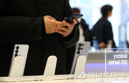 서울 마포구 삼성스토어 홍대점에서 시민들이 갤럭시 S25를 체험하고 있다/사진=임한별(머니S)