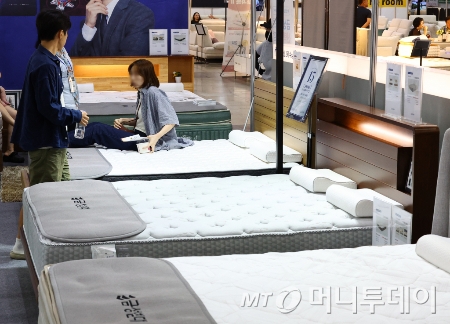 경기 고양시 킨텍스에서 개막한 2024 고양가구박람회를 찾은 관람객들이 침대를 살펴보고 있다./사진=[고양=뉴시스] 황준선 기자