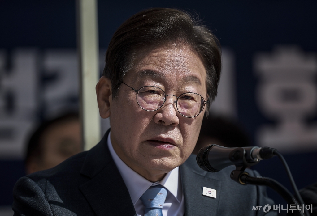 [서울=뉴시스] 정병혁 기자 = 이재명 더불어민주당 대표가 26일 서울 종로구 광화문 고궁박물관 앞 더불어민주당 천막당사에서 열린 최고위원회의에서 발언하고 있다. 2025.03.26. jhope@newsis.com /사진=정병혁