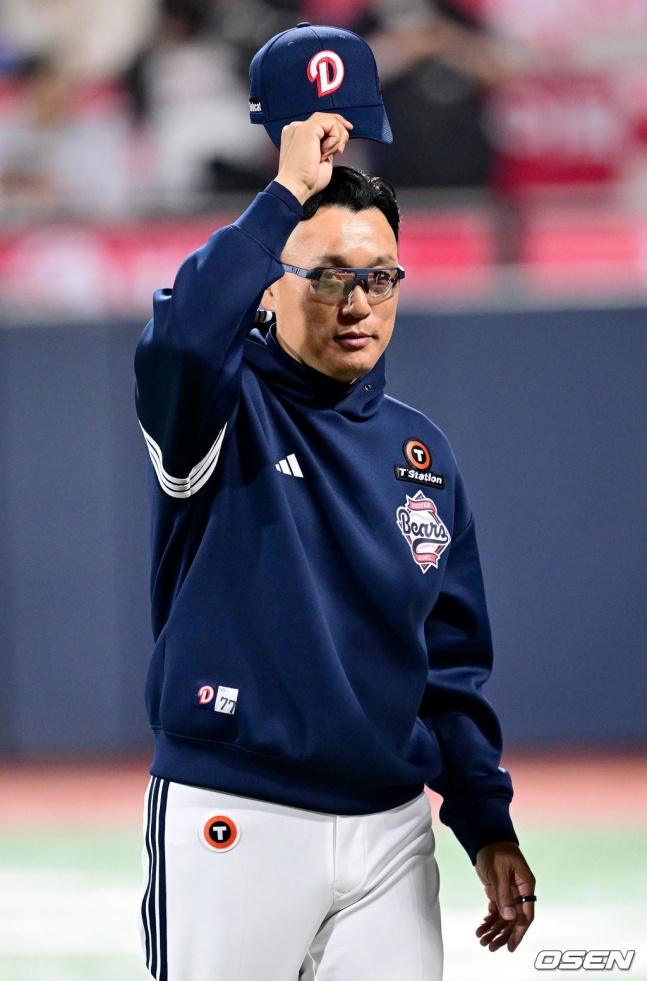 26일 승리 후 팬들에게 인사하는 이승엽 두산 베어스 감독.