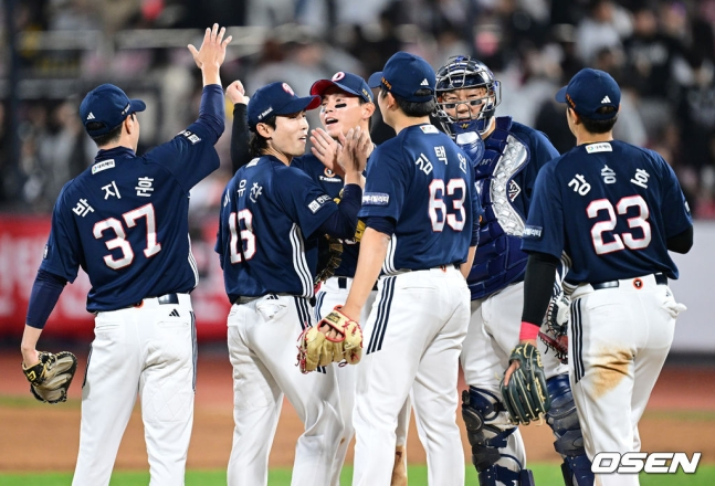 26일 승리 후 기뻐하는 두산 베어스 선수들