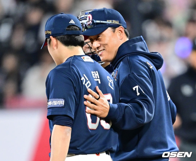 26일 수원 KT전에서 9회 마운드에 오른 이승엽 두산 베어스 감독.(왼쪽)