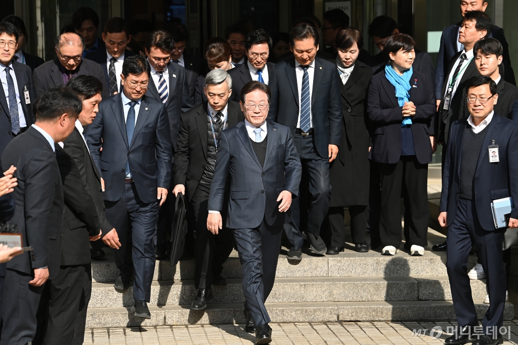 [서울=뉴시스] 사진공동취재단 = 이재명 더불어민주당 대표가 26일 서울 서초구 서울고등법원에서 열린 공직선거법 위반 혐의 항소심 선고 공판에서 무죄를 선고받은 뒤 법원을 나서고 있다. 2025.03.26. photo@newsis.com /사진=최동준