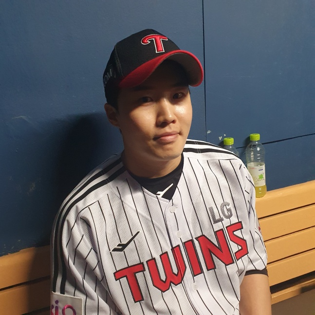 LG 임찬규가  26일 잠실 한화전에서 생애 첫 완봉승을 해낸 뒤 취재진과 인터뷰에 응하고 있다. /사진=김동윤 기자