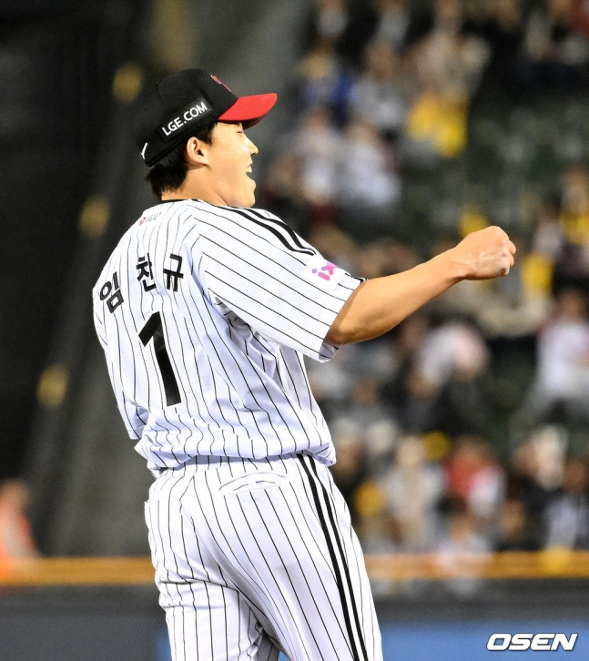 LG 임찬규가 26일 잠실 한화전 완봉승을 달성하고 기뻐하고 있다.