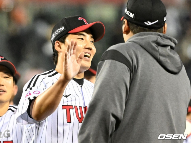 LG 임찬규(왼쪽)가 26일 잠실 한화전에서 생애 첫 완봉승을 달성한 뒤 기뻐하고 있다.