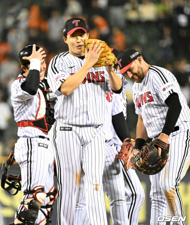 LG 임찬규(가운데)가 26일 잠실 한화전에서 생애 첫 완봉승을 달성한 뒤 기뻐하고 있다.