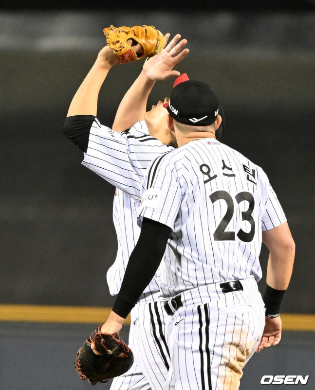 LG 임찬규(왼쪽)가 26일 잠실 한화전에서 생애 첫 완봉승을 달성한 뒤 하늘에 계신 아버지께 인사하고 있다.