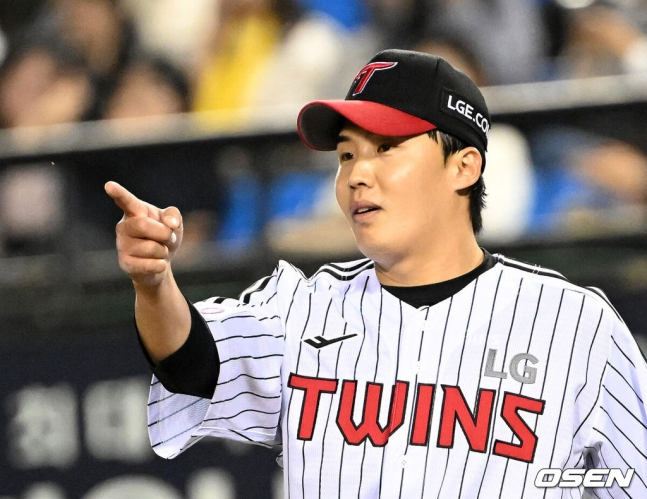 LG 임찬규가 26일 잠실 한화전에서 수비를 칭찬하고 있다.