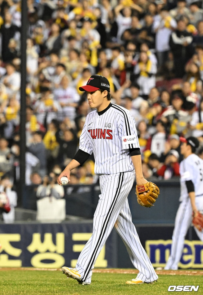 LG 임찬규가 26일 잠실 한화전 9회 마운드에 오르고 있다.