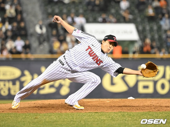 LG 임찬규가 26일 잠실 한화전 9회 문현빈의 타구를 잡고 있다.