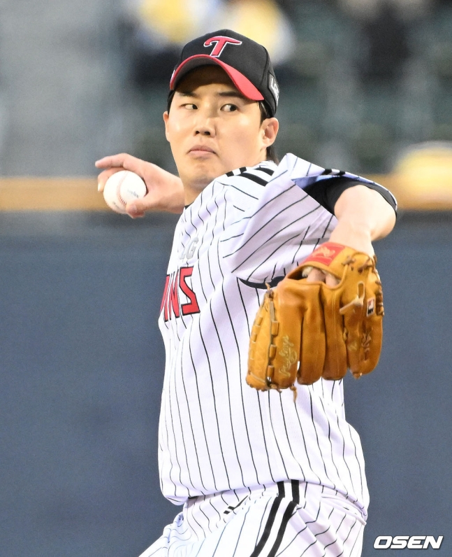 LG 임찬규가 26일 잠실 한화전에서 역투하고 있다.