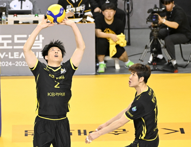 황택의(왼쪽)가 토스를 올리고 있다. /사진=KOVO 제공