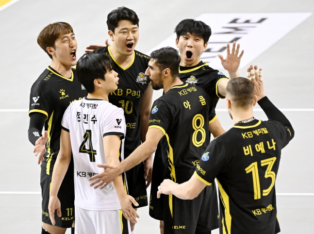 황택의(왼쪽에서 5번째)가 팀 득점 후 비예나와 하이파이브를 하고 있다. /사진=KOVO 제공