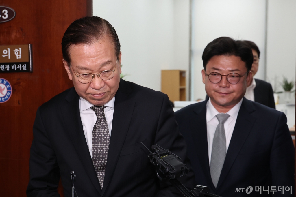 권영세 국민의힘 비상대책위원장이 26일 오후 서울 여의도 국회에서 이재명 더불어민주당 대표의 공직선거법 위반 사건 항소심 무죄 선고 직후 백브리핑을 하고 있다. 2025.03.26. /사진=뉴시스 /사진=권창회