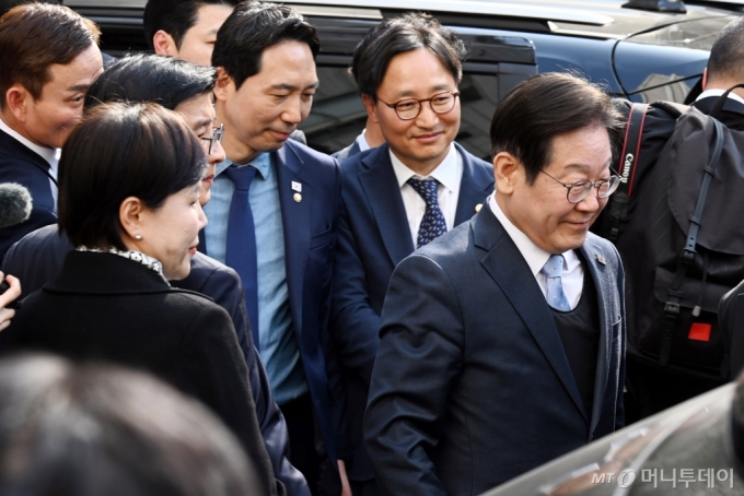 이재명 더불어민주당 대표가 26일 서울 서초구 서울고등법원에서 열린 공직선거법 위반 혐의 항소심 선고 공판에서 무죄를 선고받은 뒤 법원을 나서고 있다. 2025.03.26. /사진=뉴시스 /사진=최동준