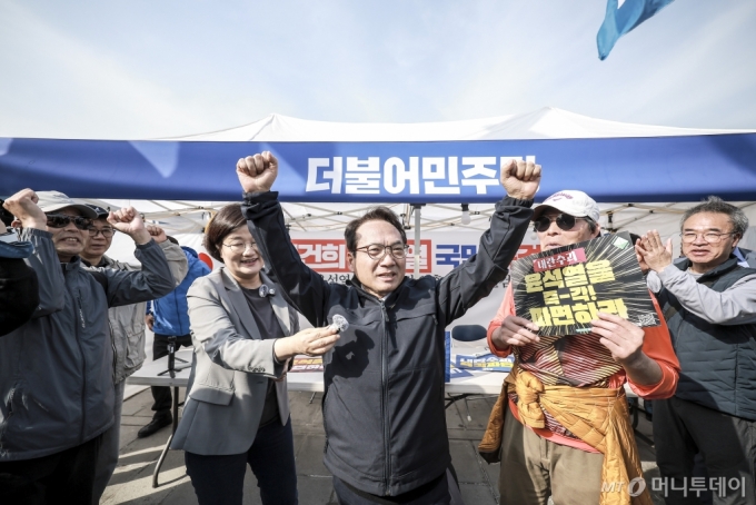 박선원 더불어민주당 의원과 모경종 의원을 비롯한 이재명 대표 지지자들이 26일 서울 종로구 광화문 고궁박물관 앞 더불어민주당 천막당사에서 이재명 더불어민주당 대표의 공직선거법 위반 2심 선고 무죄를 확인하자 만세를 부르고 있다. 2025.03.26. /사진=뉴시스 /사진=정병혁