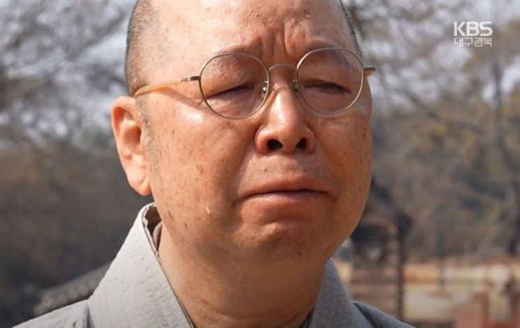 경북 의성 천년 고찰 운람사 전소에 도륜 스님이 눈물을 흘리고 있다. /사진=KBS