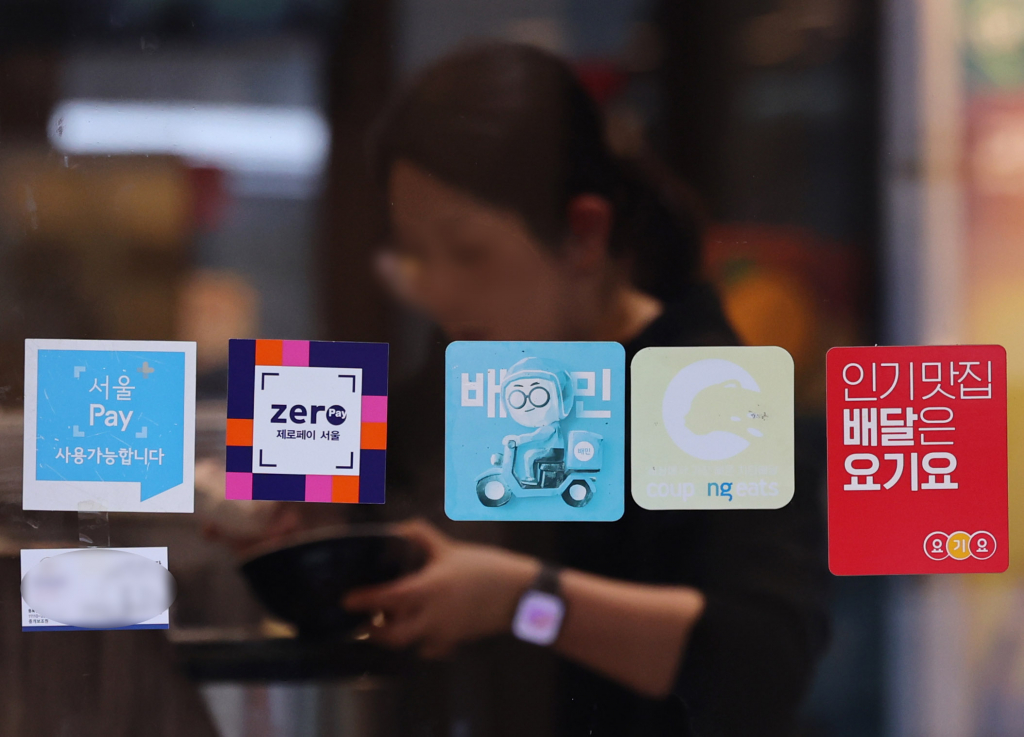 서울의 한 음식점에 배달앱 스티커가 붙어 있다./사진제공=뉴스1