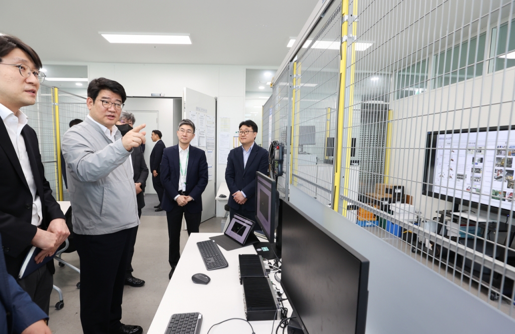 권재한 농촌진흥청장이 경기도 성남에 있는 에이치디(HD)현대 글로벌연구개발(R&D)센터를 방문해 연구 현장을 둘러보고 있다./사진=농진청 제공