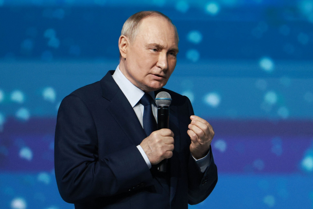 블라디미르 푸틴 러시아 대통령이 26일(현지시간) 모스크바에서 열린 어린이와 청년 운동인 제1운동 회의에 참석해 발언을 하고 있다. /AFPBBNews=뉴스1