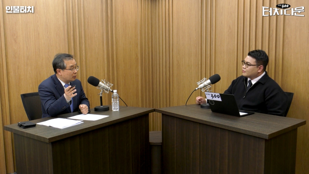 이건태 더불어민주당 의원(왼쪽), 김도현 머니투데이 기자