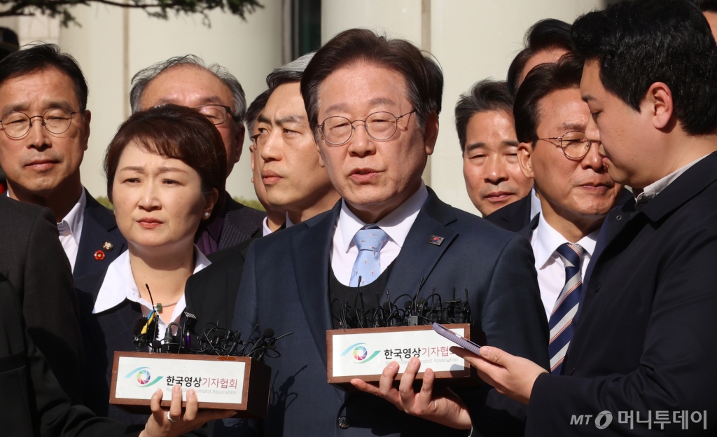 [서울=뉴시스] 사진공동취재단 = 이재명 더불어민주당 대표가 26일 오후 서울 서초구 서울고등법원에서 열린 공직선거법 위반 사건 항소심에서 무죄를 선고받은 뒤 입장을 밝히고 있다. 2025.03.26. photo@newsis.com /사진=